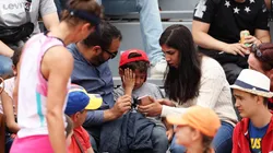Irina-Camelia Begu observa al niño llorando, tras recibir un golpe de su raqueta