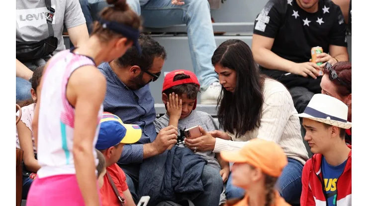 Irina-Camelia Begu observa al niño llorando, tras recibir un golpe de su raqueta