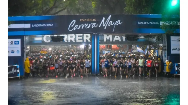 Bajo un diluvio, 11.000 corredores disfrutaron de una histórica carrera