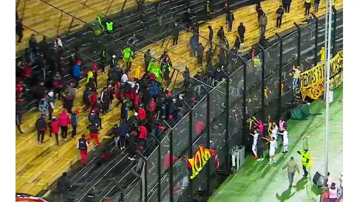 Lamentable situación: pelea entre hinchas en el Campeón del Siglo
