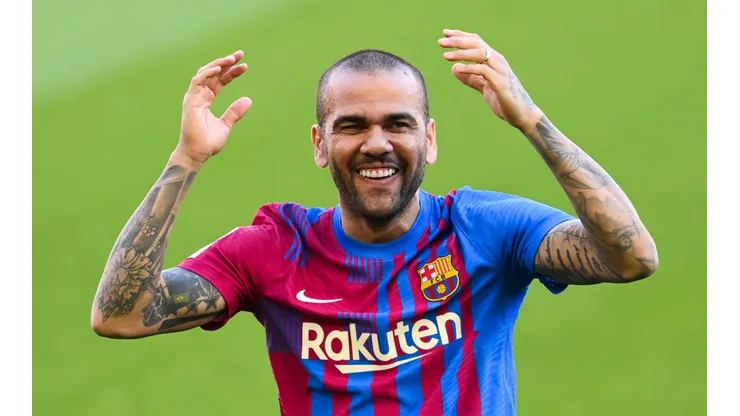 A Dani Alves se le abre una puerta para continuar en Barcelona.