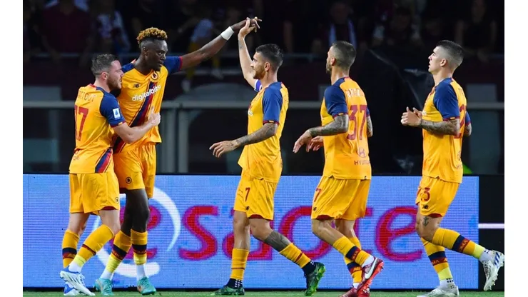 Abraham y el festejo de todos los jugadores de Roma.