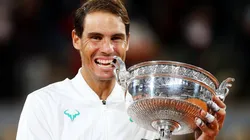 Rafael Nadal y un abrazo más con un trofeo que conquistó por muchos años.
