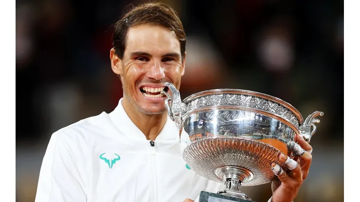 Rafael Nadal y un abrazo más con un trofeo que conquistó por muchos años.