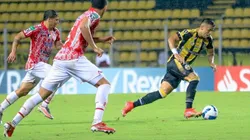 Táchira y Petrolero en acción.