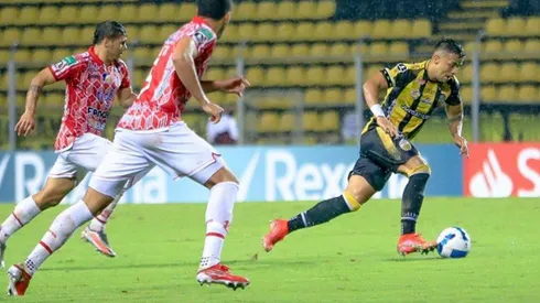 Táchira y Petrolero en acción.