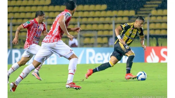 Táchira y Petrolero en acción.