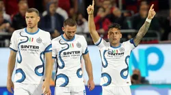 Lautaro Martínez festejando el primer gol de su doblete.