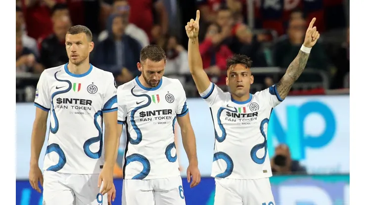 Lautaro Martínez festejando el primer gol de su doblete.