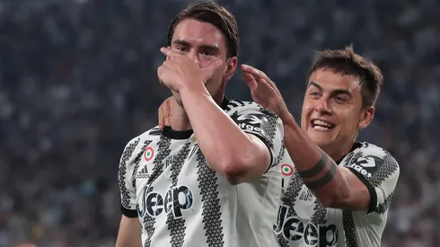 Vlahovic y Dybala celebrando la apertura del marcador.
