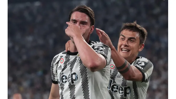 Vlahovic y Dybala celebrando la apertura del marcador.