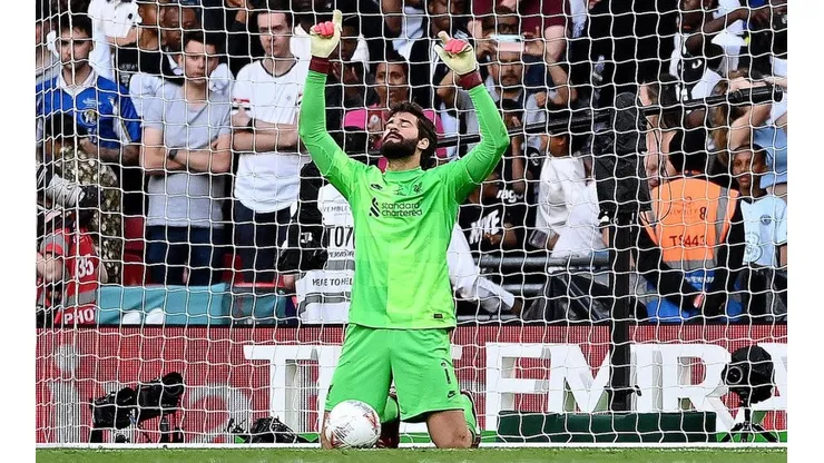 Alisson celebra título con Liverpool.