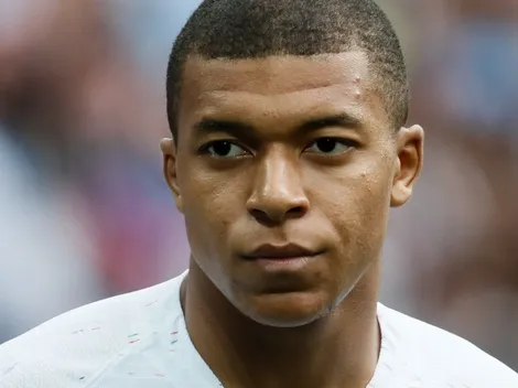Kylian Mbappé posa con su camiseta de la próxima temporada