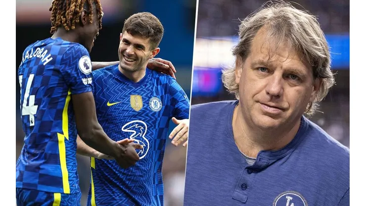 Christian Pulisic (izquierda) también es estadounidense como Todd Boehly (derecha).)