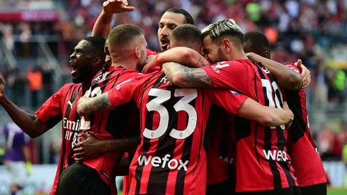 Milan en festejo de gol.