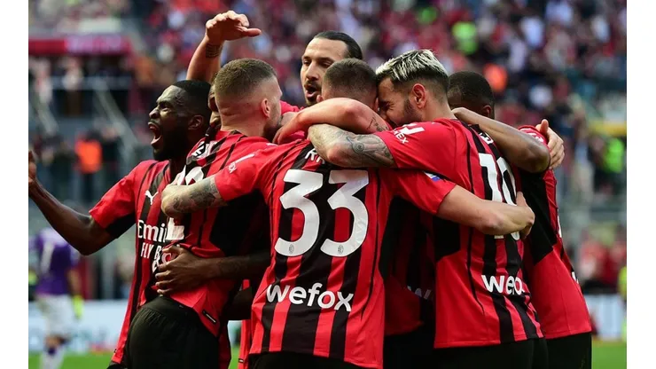Milan en festejo de gol.