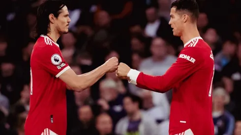 Edinson Cavani y Cristiano Ronaldo en un partido de Manchester United por Premier League.