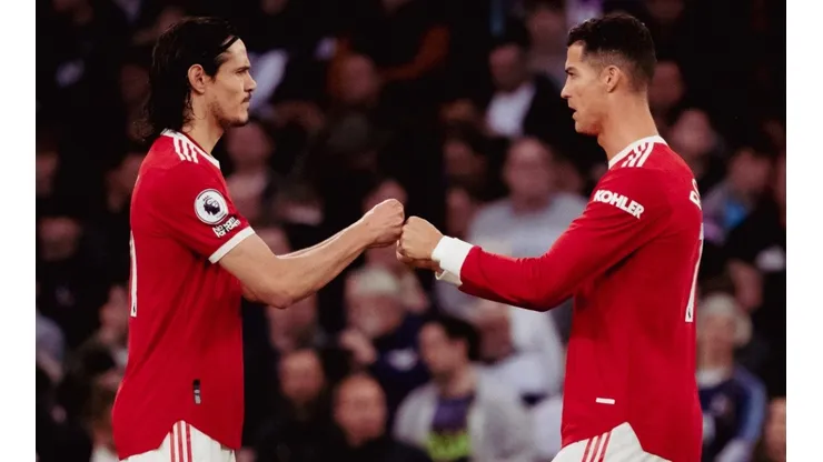 Edinson Cavani y Cristiano Ronaldo en un partido de Manchester United por Premier League.