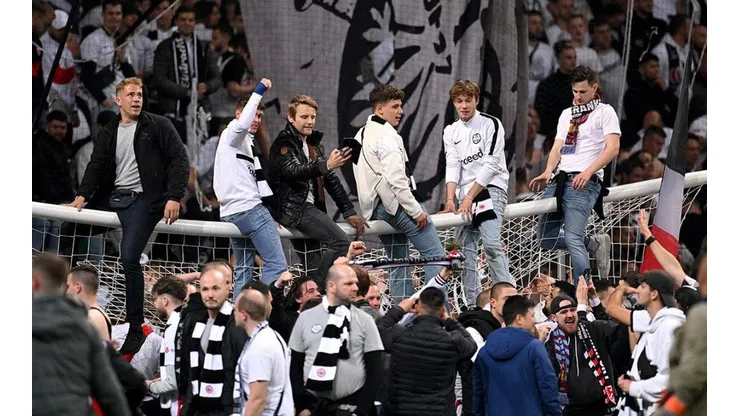 Hinchas de Frankfurt en festejo.