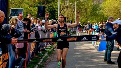 Jacob Caswell ganó el maratón de Brooklyn, en la categoría no binaria
