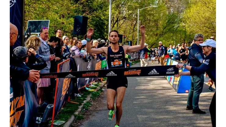 Jacob Caswell ganó el maratón de Brooklyn, en la categoría no binaria