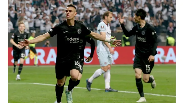 Santos Borré hizo el gol de la clasificación a la final de Europa League.