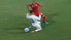 El caño de Kevin Fernández a Tomás Pozzo.