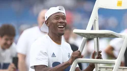 David Alaba volvió a realizar su festejo viral de silla.