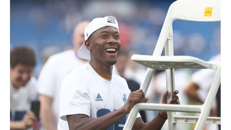 David Alaba volvió a realizar su festejo viral de silla.