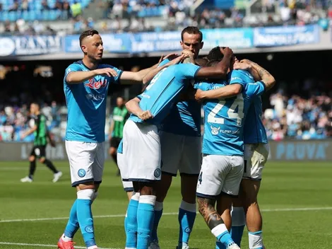 Napoli vapuleó a Sassuolo y no se baja de la pelea por la Serie A