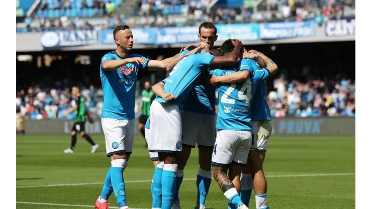Napoli goleó a Sassuolo a falta de tres fechas para el final.