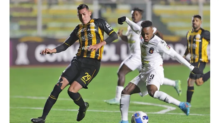 The Strongest en acción con Caracas.