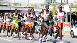 ¿Qué tan importante es la hidratación en un maratón? Este keniata lo sabe