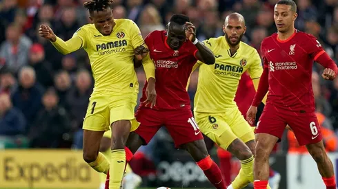 Acción de juego entre Liverpool y Villarreal.