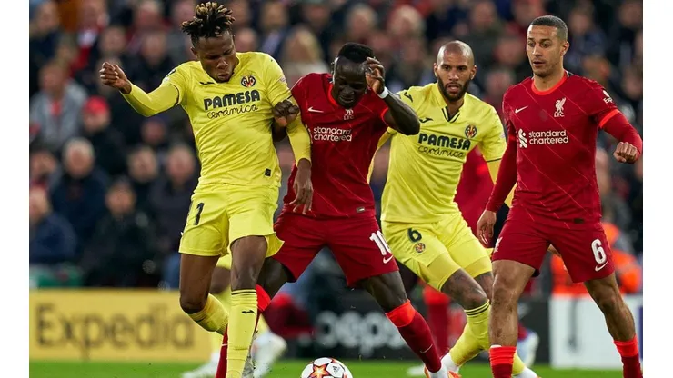 Acción de juego entre Liverpool y Villarreal.
