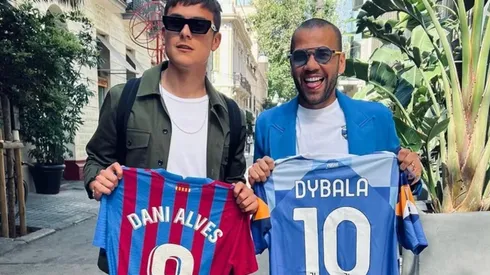 Dybala y Dani Alves, encuentro llamativo en Barcelona e intercambio de camisetas.