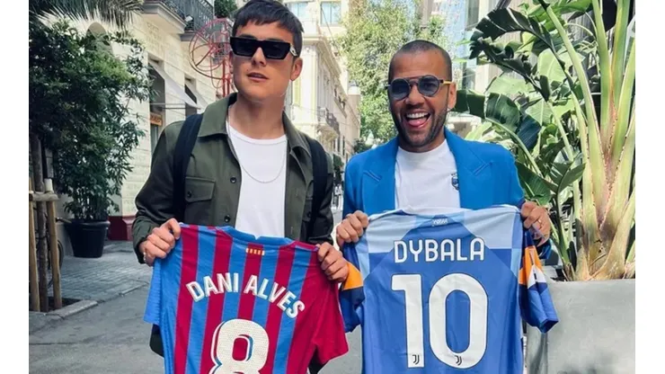 Dybala y Dani Alves, encuentro llamativo en Barcelona e intercambio de camisetas.