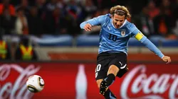 Forlán domando a la Jabulani en Sudáfrica 2010.