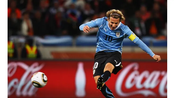 Forlán domando a la Jabulani en Sudáfrica 2010.