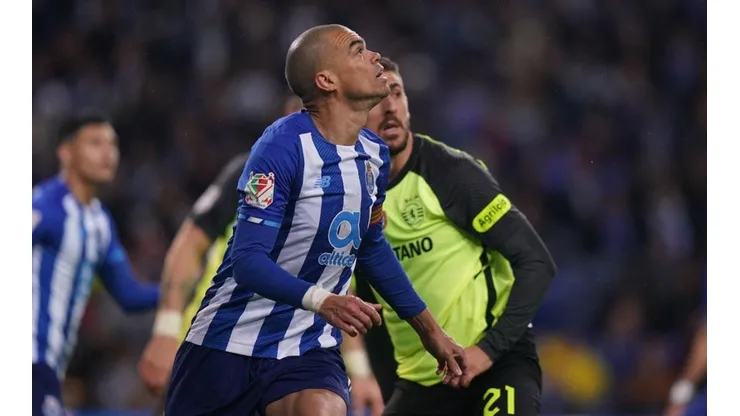 Pepe en acción con Porto ante Sporting Club.