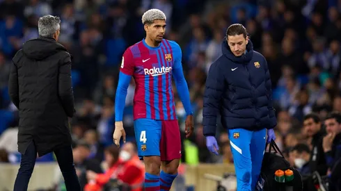 Ronald Araújo salió en el inicio del complemento.