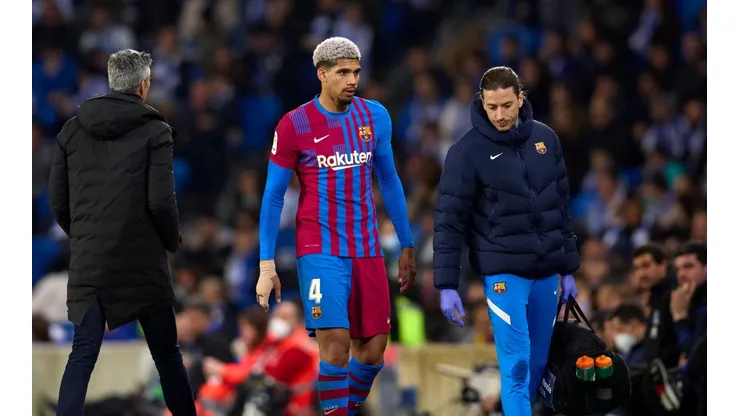 Ronald Araújo salió en el inicio del complemento.