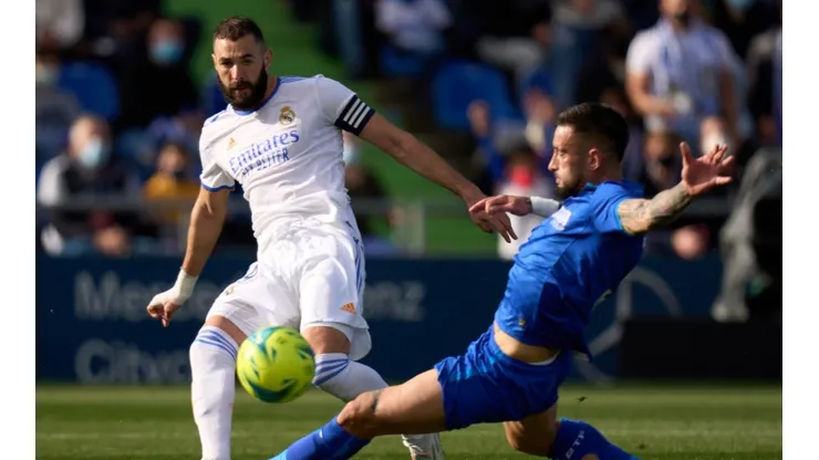 Erick Cabaco ante Benzema en un Getafe vs. Real Madrid de LaLiga.