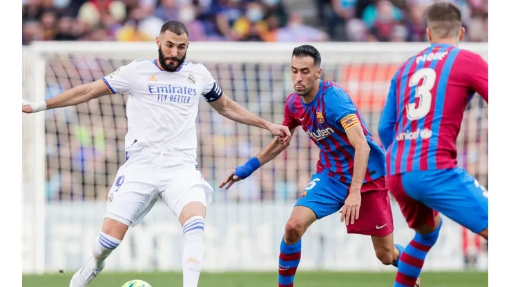 Karim Benzema ante Sergio Busquets.