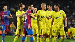 Ferran Torres entre los jugadores de Cádiz.