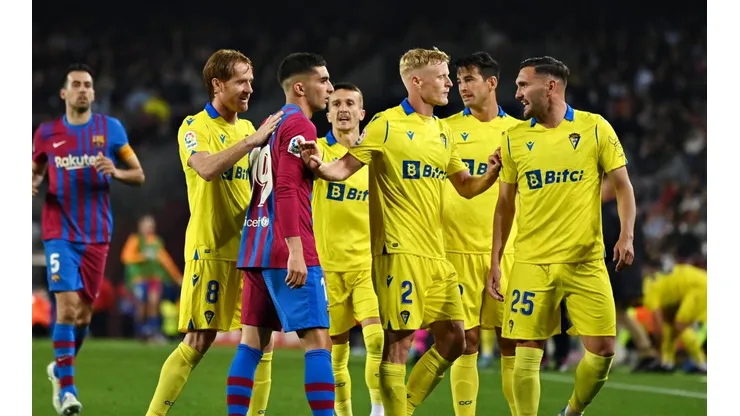 Ferran Torres entre los jugadores de Cádiz.