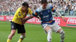 Vlahovic salvó a Juventus y Medel se fue expulsado en Bologna.