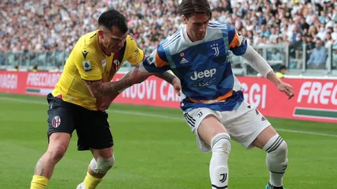 Vlahovic salvó a Juventus y Medel se fue expulsado en Bologna.