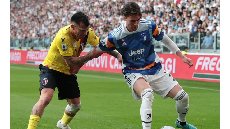 Vlahovic salvó a Juventus y Medel se fue expulsado en Bologna.