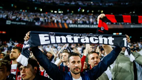 La invasión blanca del Eintracht en Barcelona